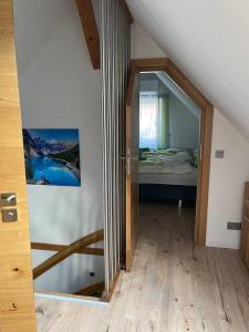 um quarto com um espelho e um quarto com uma cama em Haus an der Sieber Zimmer 2 em Herzberg am Harz