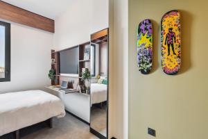 Posteľ alebo postele v izbe v ubytovaní JOST Hotel Montpellier Centre St Roch