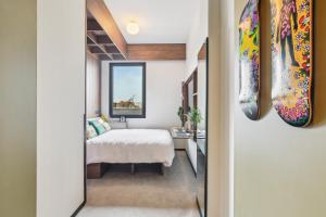 Posteľ alebo postele v izbe v ubytovaní JOST Hotel Montpellier Centre St Roch