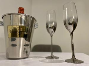 Luxeurs - Victoria Street Apartments في ليفربول: كأسين من النبيذ وخلاط على طاولة