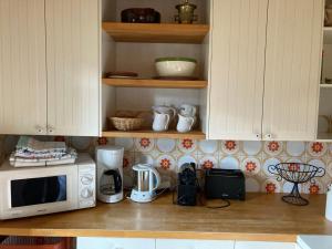 Kuchnia lub aneks kuchenny w obiekcie Chalet Neunhoeffer by Interhome