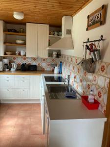 Kuchnia lub aneks kuchenny w obiekcie Chalet Neunhoeffer by Interhome