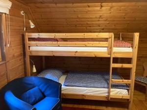 Łóżko lub łóżka piętrowe w pokoju w obiekcie Chalet Neunhoeffer by Interhome