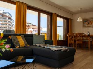 un soggiorno con un divano e un tavolo di Apartment Olympic R4 by Interhome a Nendaz