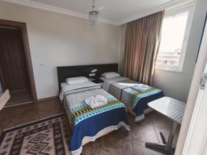 um quarto de hotel com duas camas e uma janela em Le Moral Apart Hotel em Alanya