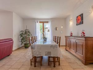 cocina y comedor con mesa y sillas en Villa Kasara - MZN105 by Interhome en Mazan