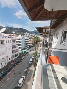 Blick auf eine Straße vom Balkon eines Gebäudes in der Unterkunft Le Moral Apart Hotel in Alanya