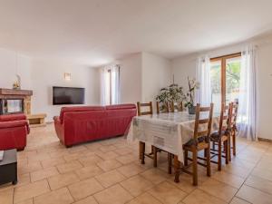sala de estar con mesa y sofá rojo en Villa Kasara - MZN105 by Interhome en Mazan