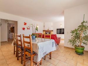 sala de estar con mesa y sofá rojo en Villa Kasara - MZN105 by Interhome en Mazan