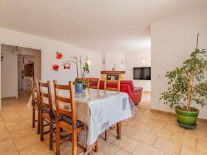 TV a/nebo společenská místnost v ubytování Villa Kasara by Interhome + 23 fotografií