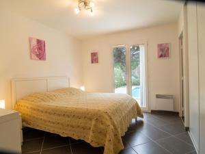 1 dormitorio con cama y ventana grande en Holiday Home Au Romarin - BEF130 by Interhome, en Bagnols-en-Forêt