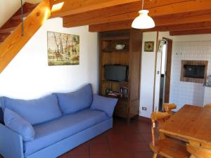 Grazzano BadoglioにあるHoliday Home Le Rose Rosse by Interhomeのリビングルーム(青いソファ、テーブル付)