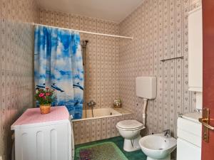 A bathroom at Holiday Home Simoni - GLA107 by Interhome