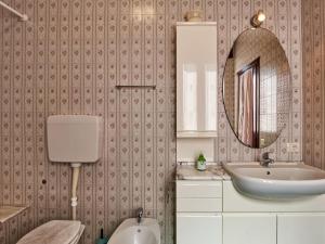 A bathroom at Holiday Home Simoni - GLA107 by Interhome