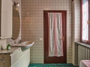 A bathroom at Holiday Home Simoni - GLA107 by Interhome