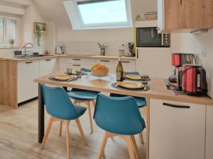 PlouhinecにあるHoliday Home Hoedic - PHM109 by Interhomeのキッチン(テーブル、椅子、カウンタートップ付)