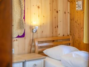 Postel nebo postele na pokoji v ubytování Chalet L'Alouette by Interhome