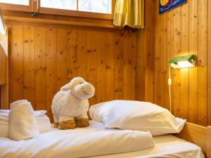 Postel nebo postele na pokoji v ubytování Chalet L'Alouette by Interhome