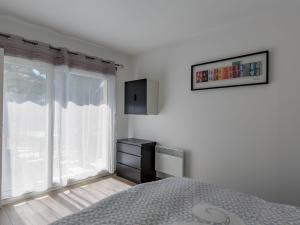 CléderにあるHoliday Home Le Triskell by Interhomeのベッドと窓のある寝室 +20枚の写真