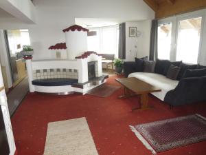 - un salon avec un canapé et une cheminée dans l'établissement Apartment Schmiedbach - STA255 by Interhome, à Sankt Anton am Arlberg
