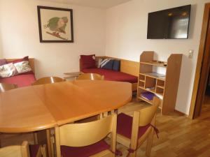Pokój ze stołem, krzesłami i kanapą w obiekcie Apartment Schneider - STA251 by Interhome w mieście Sankt Anton am Arlberg