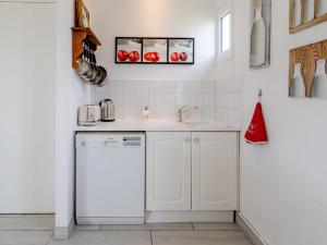 アヌヴィル・シュル・メールにあるHoliday Home Les Cordylines - ASM400 by Interhomeの白いキッチン(シンク、食器洗い機付)