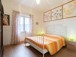 Postel nebo postele na pokoji v ubytování Apartment Coty - IMP522 by Interhome
