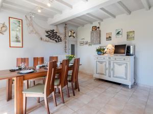Longues-sur-MerにあるHoliday Home La Batterie - LON400 by Interhomeのキッチン、ダイニングルーム(木製のテーブルと椅子付)