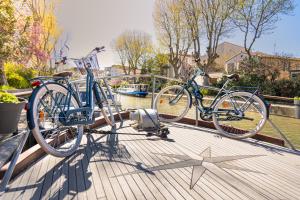 2 bicicletas están estacionadas en una terraza de madera en Bateau Le Nubian, en Narbona