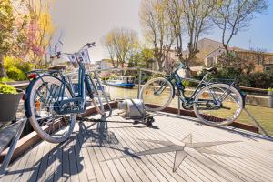 Deux vélos sont garés sur une terrasse en bois. dans l'établissement Bateau Le Nubian, à Narbonne