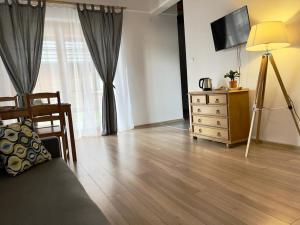 Telewizja i/lub zestaw kina domowego w obiekcie Apartamenty Stajnia Ojcowizna