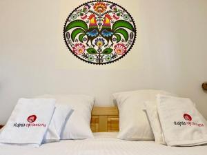 Łóżko lub łóżka w pokoju w obiekcie Apartamenty Stajnia Ojcowizna