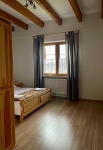 Łóżko lub łóżka w pokoju w obiekcie Apartamenty Stajnia Ojcowizna