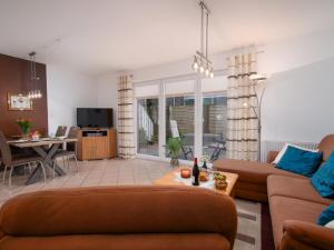 Apartment Seestern by Interhome في نورديش: غرفة معيشة مع أريكة وطاولة