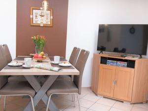 Μια τηλεόραση ή/και κέντρο ψυχαγωγίας στο Apartment Seestern by Interhome