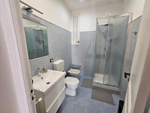 uma casa de banho com um WC, um lavatório e um chuveiro em Cà Tosca em La Spezia
