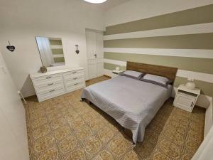 um quarto com uma cama grande e um espelho em Cà Tosca em La Spezia