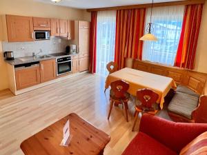 Apartment Hofresidenz-3 by Interhome في التنماركت ام بونغاو: غرفة معيشة مع طاولة ومطبخ