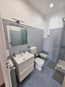 ein Bad mit einem Waschbecken, einem WC und einer Dusche in der Unterkunft Cà Tosca in La Spezia