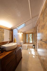 Bathroom sa Binsar Forest Retreat