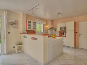 アルゾンにあるHoliday Home La Pointe de Kerners by Interhomeのキッチン(白いカウンタートップ付) +26枚の写真