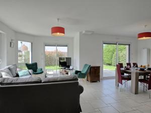 sala de estar con sofá y mesa en Holiday Home Golf de Bretagne - RHU354 by Interhome, en Sarzeau