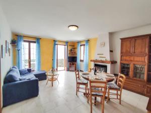 - un salon avec une table et un canapé bleu dans l'établissement Apartment La Trave - SZZ217 by Interhome, à Stazzona