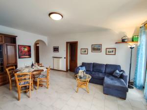 - un salon avec un canapé bleu et une table dans l'établissement Apartment La Trave - SZZ217 by Interhome, à Stazzona