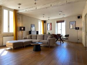 Fotografia z galérie ubytovania Bel appartement avec vue sur le Palais des Papes v Avignone
