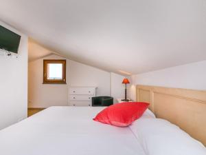 A bed or beds in a room at Holiday Home Melograno-2 by Interhome