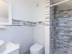 A bathroom at Holiday Home Melograno-2 by Interhome