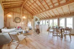 un soggiorno con divano e tavolo di Villa Mimbeau a Cap-Ferret
