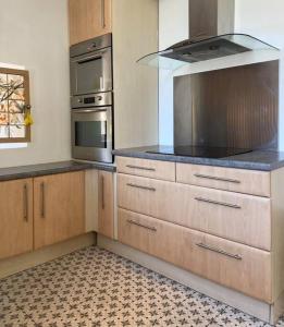 Fotografia z galérie ubytovania Bel appartement avec vue sur le Palais des Papes v Avignone