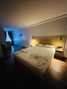 イスタンブールにあるザ マリスト ホテル カディコイのベッドルーム(弓を用いた白いベッド1台付)
